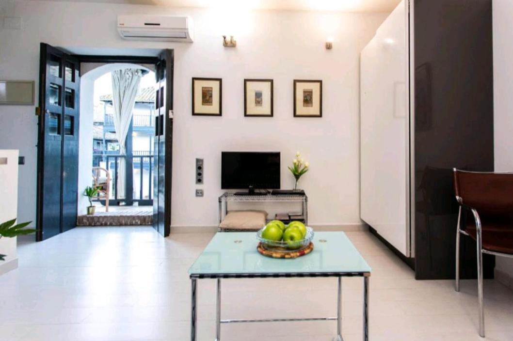 Apartamento En Monumento Historico Nacional Corral Del Conde-Duque De Olivares เซบีญา ภายนอก รูปภาพ